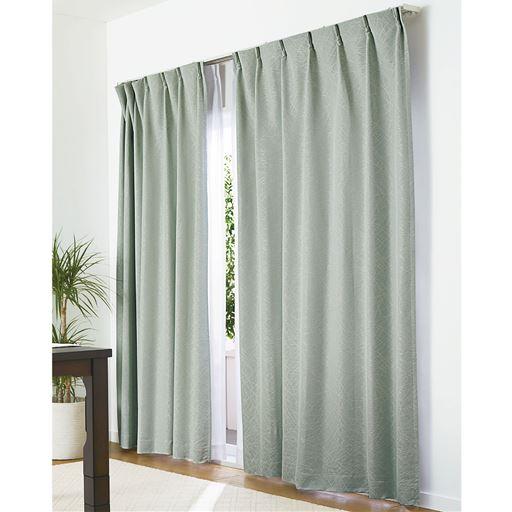グリーン<br>気品漂うラインデザインが美しい、遮熱・保温1級遮光カーテンです。