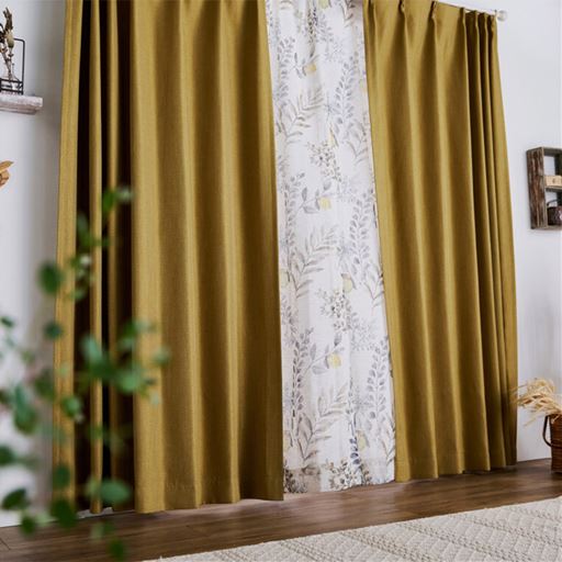 マスタード ※レースカーテンはVP-1206(ベージュ)を使用しています。<br>光沢感のある生地とカラーの濃淡が美しい、シンプルなデザインのカーテンです。