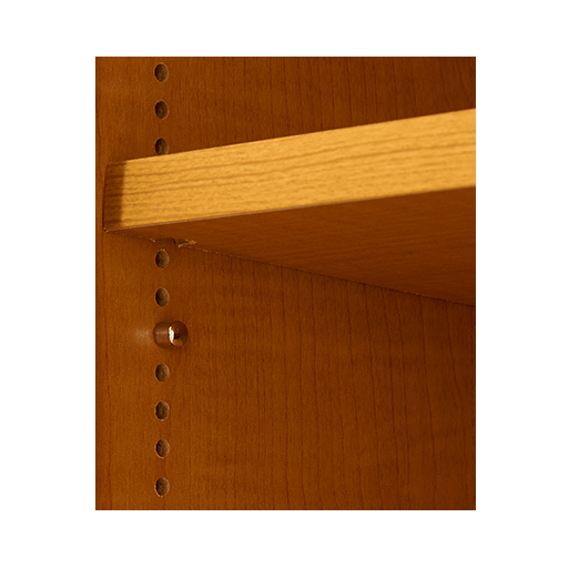 棚板を支える【ダボ】は金属製で安心です。