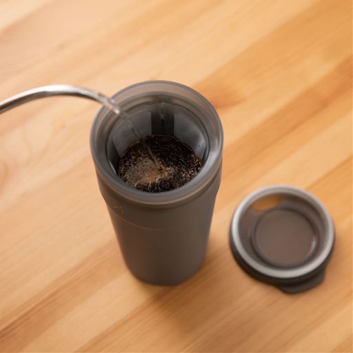 コーヒーやお茶を注ぐ際に活躍するフィルター付き。
