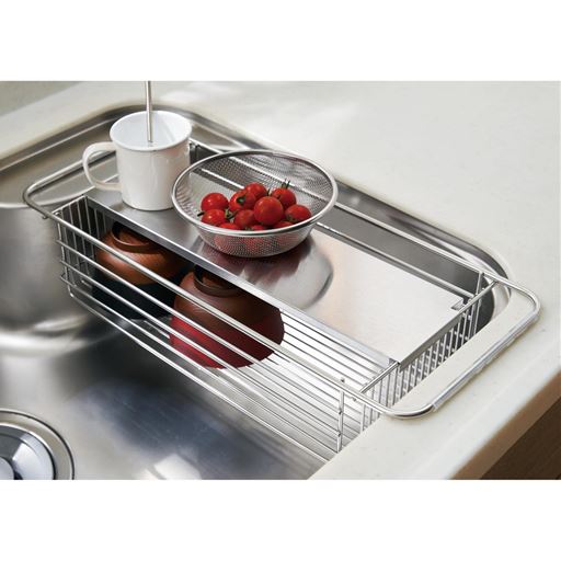 洗っている時は食器への水ハネを防ぎ、本体上に渡せばちょっとした物置きスペースに変化。シンク上が広く使えます。