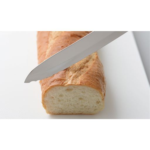 波刃と直刃の組み合わせにより硬いパンから柔らかいパンまで潰さずにきれいに切れ、パンの切りくずも抑えられます