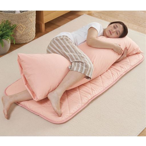 ピンク ※商品はごろ寝マットです。抱き枕はXI-1638を使用しています。<br>サラッとした肌ざわりで、お昼寝にもおすすめです。