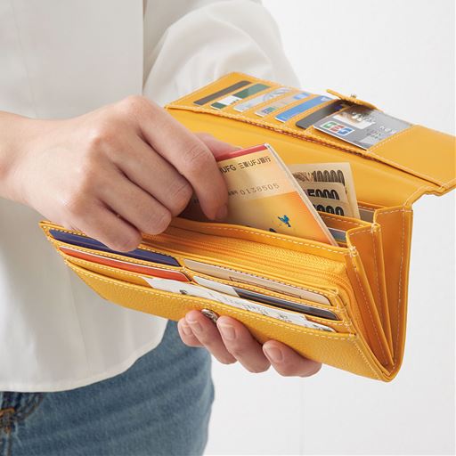 多彩なポケットで、お札・カード・通帳などを仕分け収納できます。