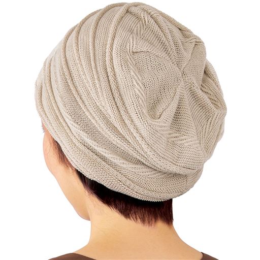 髪がつぶれにくいゆったり感。後ろ姿もお洒落なシルエット