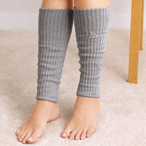 伸縮性のよいリブ編み仕立てで、ピタッとフィット。足首やふくらはぎの冷え対策に。 ペールグレー 着用例