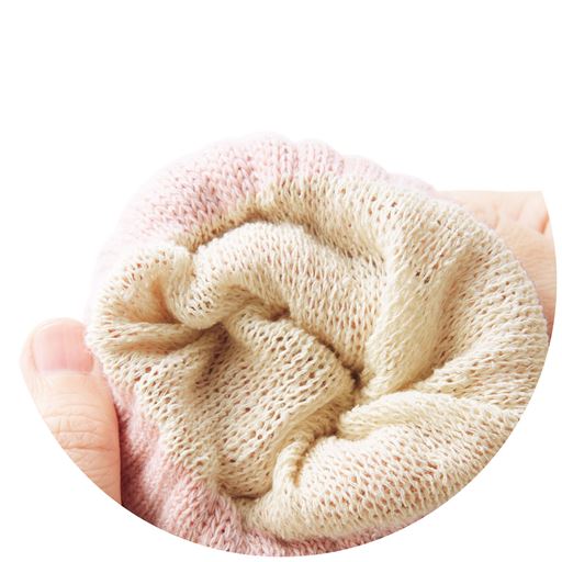 【絹紬糸使用(肌側)】繊維の長さが短いシルクを集めて糸に紡いだもの。シルクの風合いはそのままに、綿に近い素朴な風合いが楽しめます。
