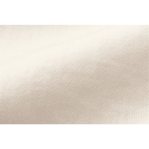 やや光沢感のある動きやすいナチュラルストレッチ素材