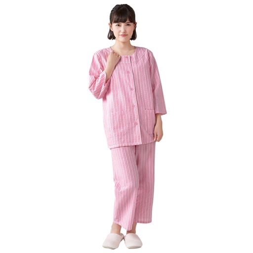 綿100%、さらさらサッカー素材のクルーネックパジャマ。 ピンク着用例
