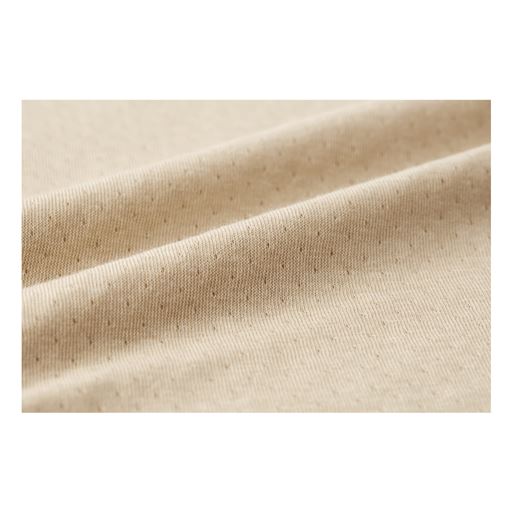 生地拡大:綿100%のやわらかな2重ガーゼ編み 通気性良くムレにくく快適。