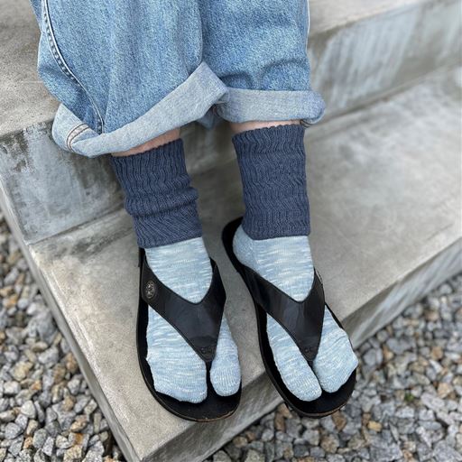 足袋型だから、サンダルの形状を選ばず履きやすい。 ブルー系着用例