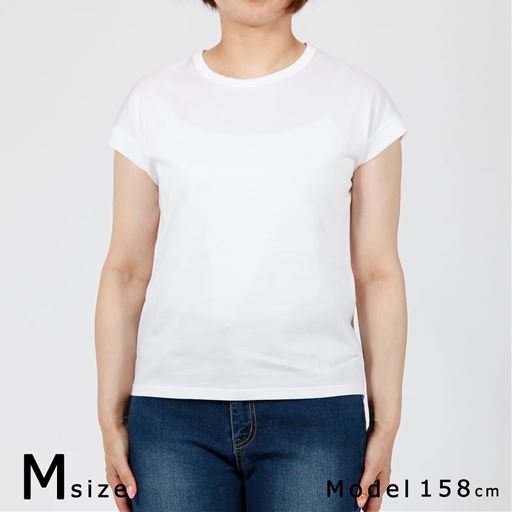 Mサイズ着用(モデル158cm)※モデルさんの普段の着用サイズはMサイズです<br>※重ね着しやすいコンパクトなシルエットの商品です。ゆとりのある着用感がお好みの場合は、サイズアップをおすすめします。