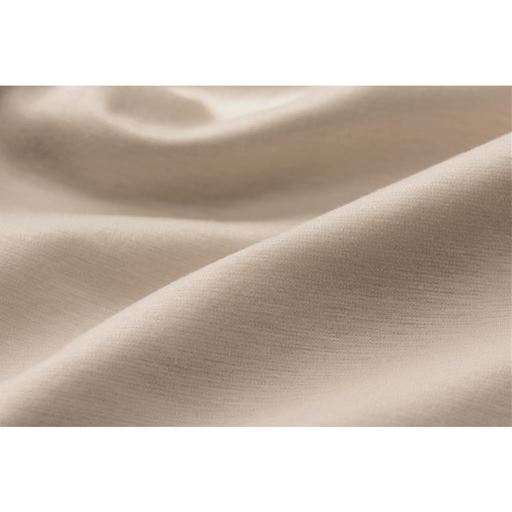 綿の中でも希少価値の高いスビン綿を使用。しっかりと密に編み立てても厚くなりすぎず、とろけるようになめらかで美しい光沢感があり、耐久性にも優れています。