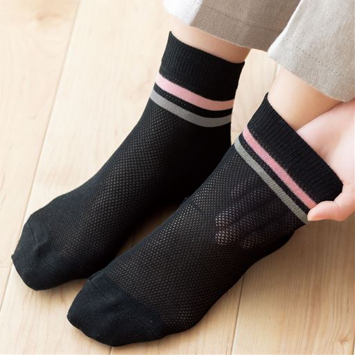 素足より快適な、足裏までメッシュ編みのラインソックス。 ブラック系着用例