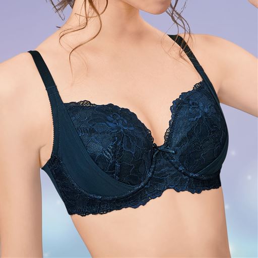 広がるバストをキュッと寄せて、ぐっとスリム!スレンダーフィットブラ<br>インディゴ着用例