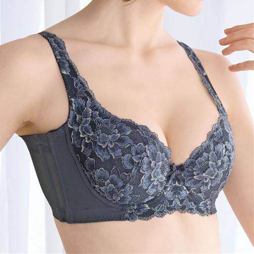 セシールのブラ部門脇高No.1でしっかりカバー<br>シャドーグレー 着用例