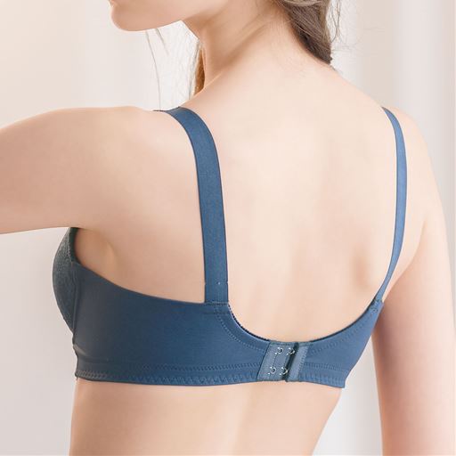 脇上辺は折り返し仕様で、すっきりシルエットに。<br>ネイビー 着用例