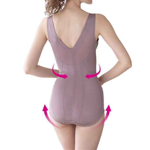 バックスタイル ローズブラウン着用例<br>幅広ストラップでくい込みにくく肩がラク。背中に段差を作りにくく、後ろ姿もすっきりと。