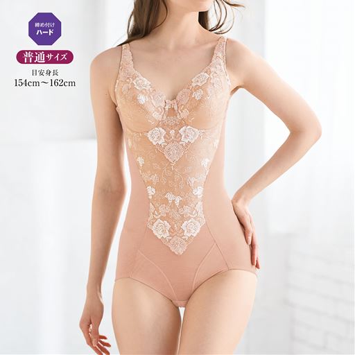 上向き美胸&すっきり美ラインをメイクします。<br>ピーチベージュ着用例
