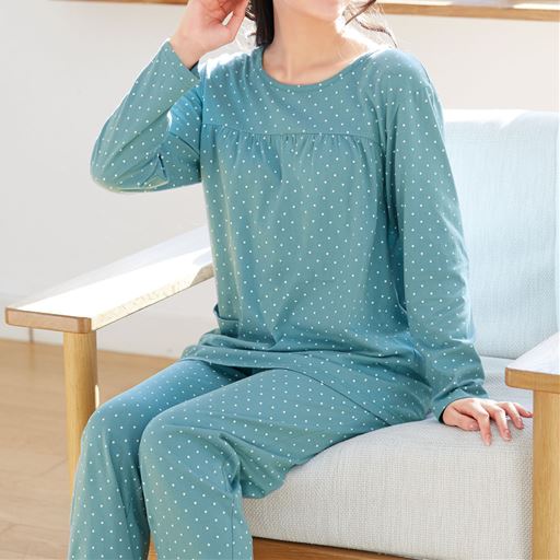 スモークグリーン<br>(1)ギャザー入りでふんわりかわいい。(2)ポケット付き。