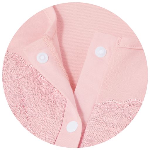 前が全開して腕が通しやすいスナップボタン。