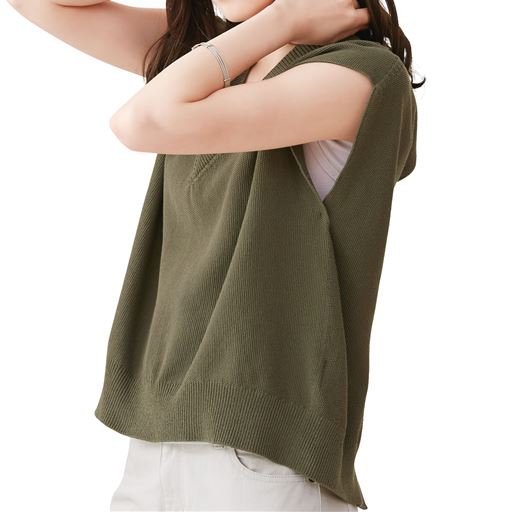 ライトグレージュ 着用例 脇が開いたアウターと合わせて下着のチラ見え防止と脇汗対策に