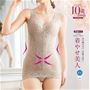 ノンワイヤーながら丸みのあるバストにメイク。気になる部分をキュッと引き締め、若々しいボディラインに。