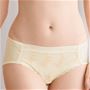 フロント上辺はゴムなしで快適。小さく見せるブラのコーディネートショーツ。<br>シルクベージュ 着用例