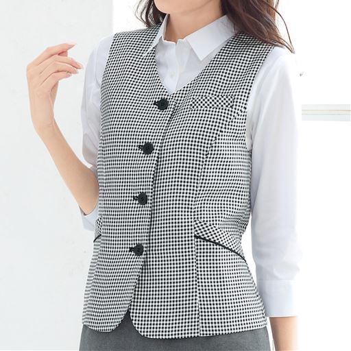 程よい開きのVネックデザイン。(ギンガムチェック着用)