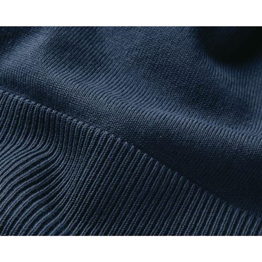 やや落ち感のあるきれいめな綿混素材です。しなやかな肌ざわりで着心地も快適。