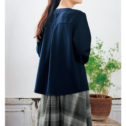 ネイビー バックスタイル
