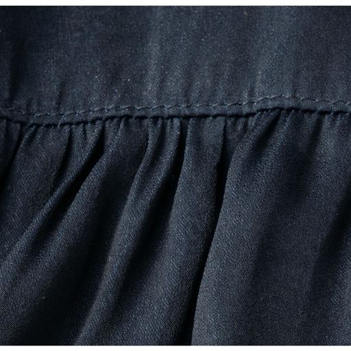 上品な光沢があり、ウエストのギャザーで体のラインを拾いにくく、すっきり見えます。