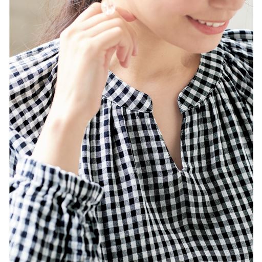 スキッパー衿&袖口ゴムでふんわりしながらもすっきり見え。体のラインを拾いにくいシルエットで、洗いざらしで着られる手軽さも嬉しい。