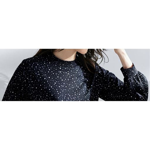 首元のシヤーリングが愛しく、シックなプリントが品の良い華やかさをプラス