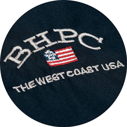 左袖上部にロゴ刺しゅうのアクセント。