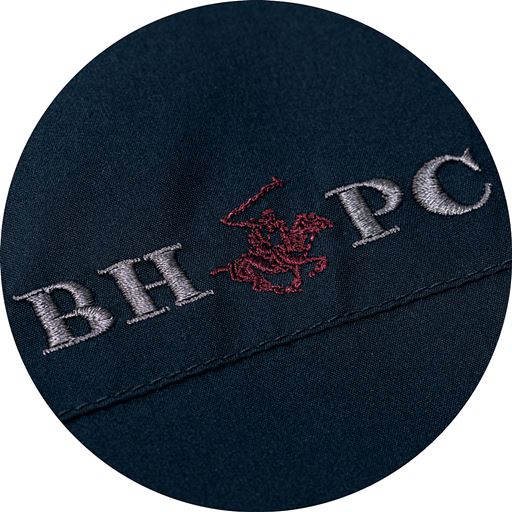 右胸部にロゴ刺しゅうのアクセント。