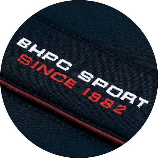 左腰ポケット口にロゴ刺しゅうのアクセント。