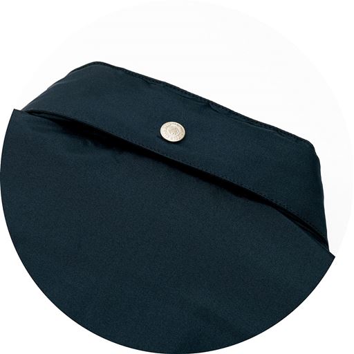 フードは折りたたんで衿部分に収納できます。