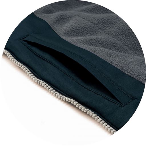 右胸内側に便利なオープンポケット付き。