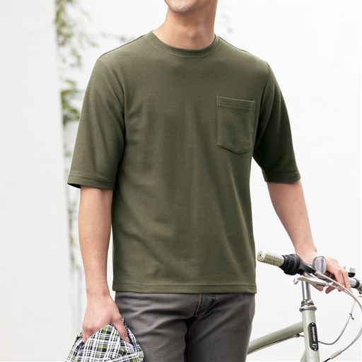 カーキ<br>ゆったりとしたシルエットに5分袖仕様