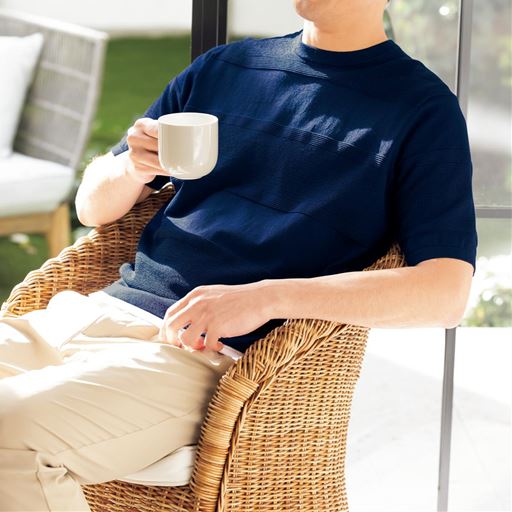 ネイビー<br>シャリ感のある肌ざわりなので夏でも快適に着られる!