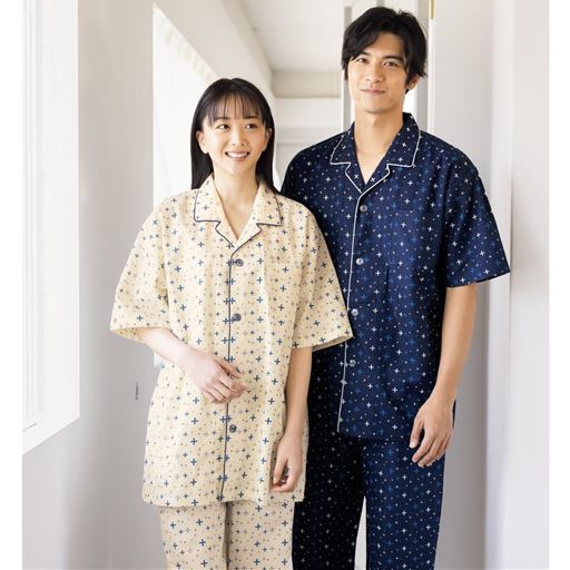 (左から)オフホワイト、ネイビー