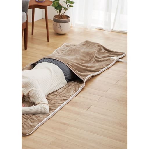タテに広げてスッポリ足入れごろ寝カーペットに<br>※就寝用器具として使用しないでください。