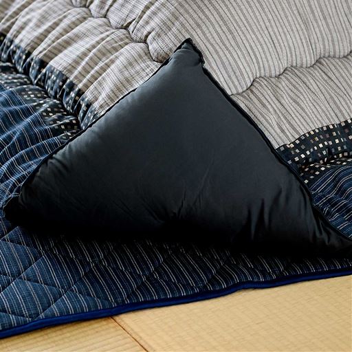 ネイビー系<br>裏側はポリエステルでさらっとした肌ざわり。