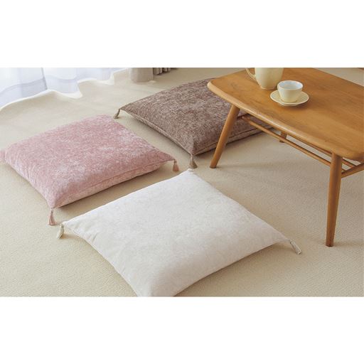 (上から) ベージュ・ピンク・アイボリー ※アイボリーは完売しました。<br>光沢感のある厚手のシェニール生地で仕立てた座布団カバーです。