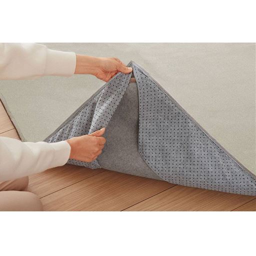 四隅のうち1つは切り込み入りで入れやすい。<br>※このカラーは完売しました。