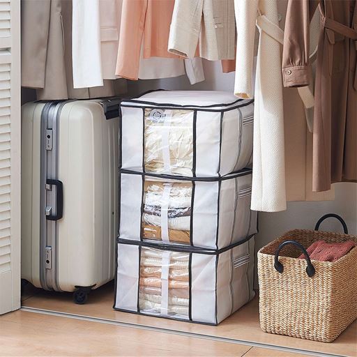 収納ボックスに芯地が入っているから、積み重ねても自立します。クローゼット内もスッキリ。