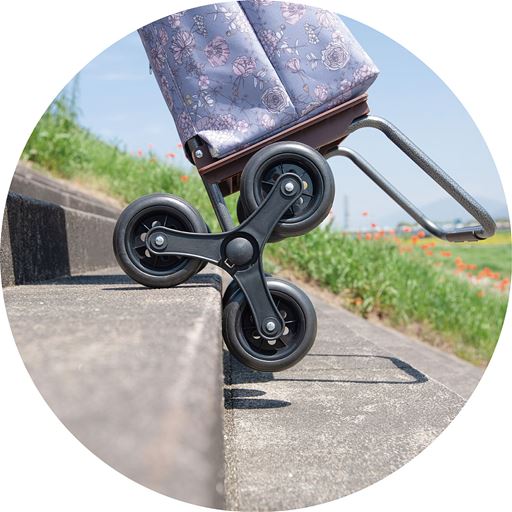 6輪のタイヤで段差もらくらく登る。