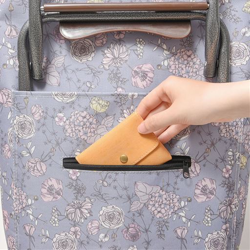 ファスナー付ポケットが背面に1つあり、小物の収納に便利です。