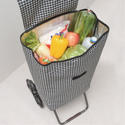 口ががばっと開くので荷物の出し入れも簡単です。バッグの内側はアルミシート貼り。